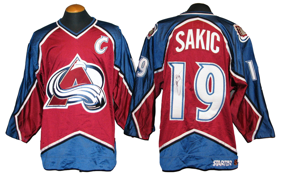 Colorado Avalanche Jersey Team-Signed by (17) with Joe Sakic