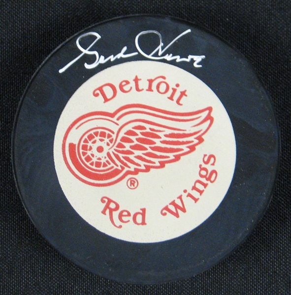 Gordie Howe Signed NHL Hockey Puck