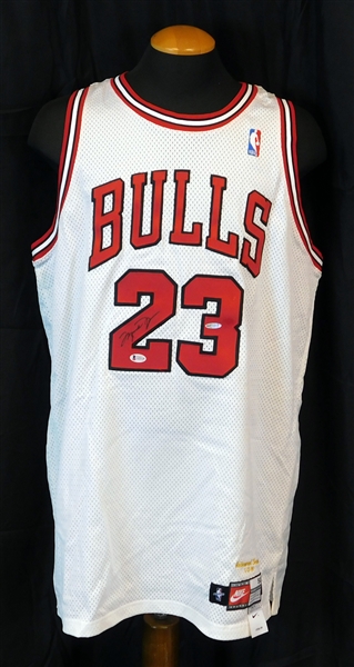 Michael Jordan Upper Deck Authenticated (UDA) 1998-99 White Nike Jersey Autographed (Retirement Season 1999 Series)